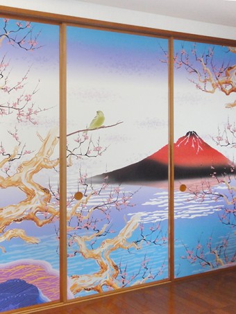 日本画の色彩世界に誘う個性溢れるリビングに